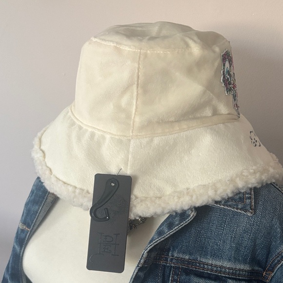 Ed Hardy Ivory Hat with Skull & Floral Embroidery NWT - Picture 6 of 11